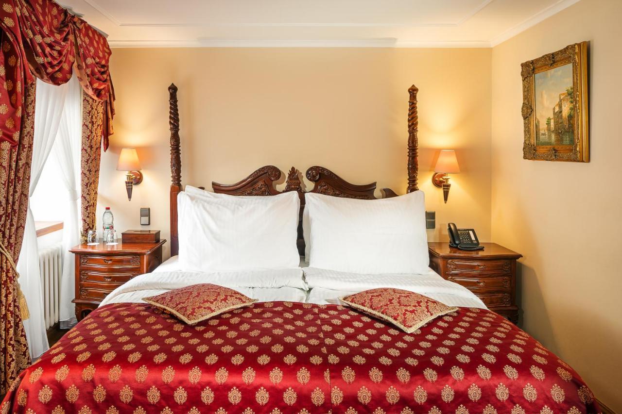 Hotel U